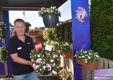 Remco Wertwijn met impatiens Glimmer. Glimmer is een nieuwe impatiens serie. De verkoop van dit ras is de laatste jaren onder druk komen te staan. Er was een doorbraak in zaad, maar nog niet in stek en dubbelbloemig. Het is een meeldauwtolerante serie en als de zon erop schijnt zie je hem 'glimmen'. Kortom: verkrijgbaar in 6 kleuren, in stek, dubbelbloemig en meeldauwresistent.